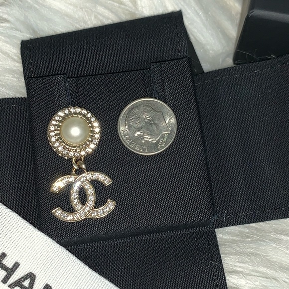 ❌❌SOLD❌❌21B CC dangling earrings with pearl and crystals - Picture 4 of 8